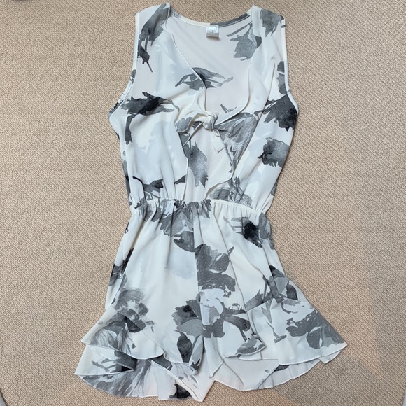 Style Shop Floral Ruffle Tie Front Romper - Size Small - Picture 3 of 9